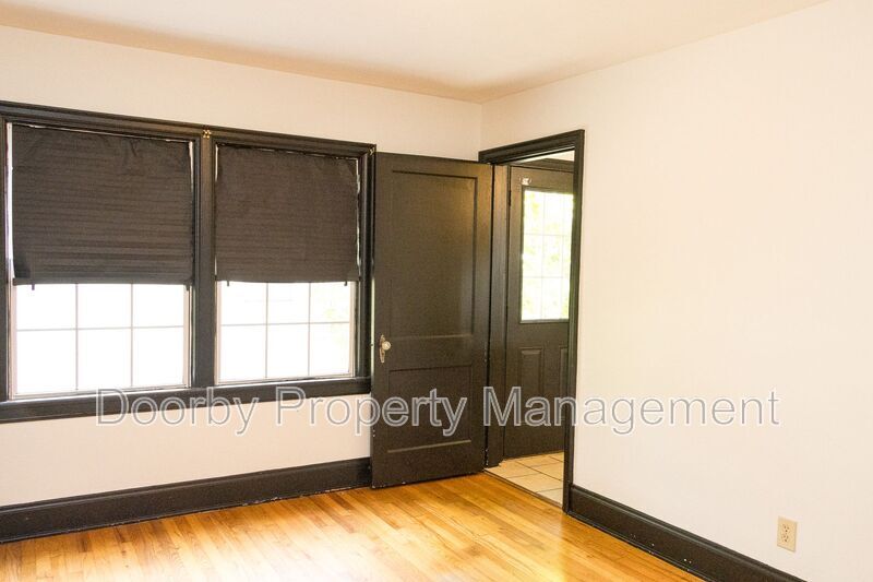 Building Photo - 219 Sequoia Dr