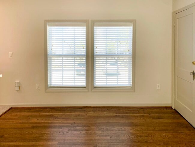 Building Photo - 1912 Sul Ross St