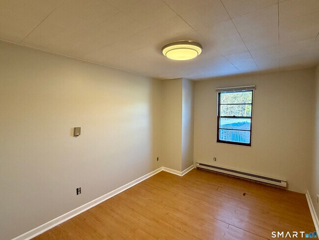 Building Photo - 835 New Harwinton Rd