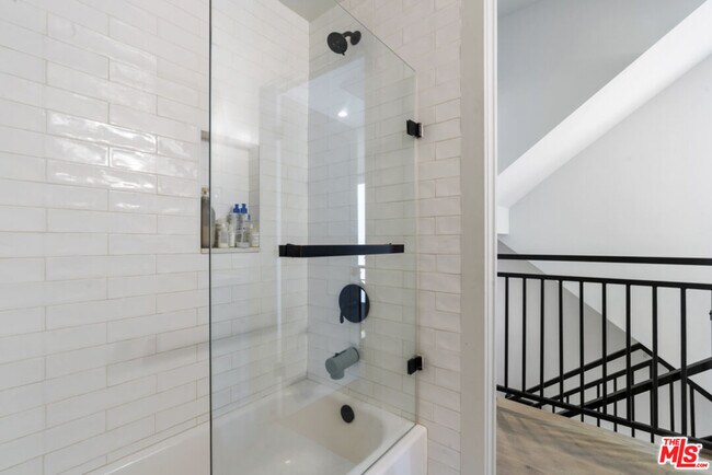 Building Photo - 738 Parkman Ave