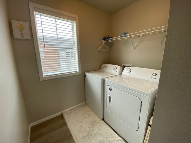 Building Photo - 3 bdrm/2 bath townhomes - MOVE IN READY!