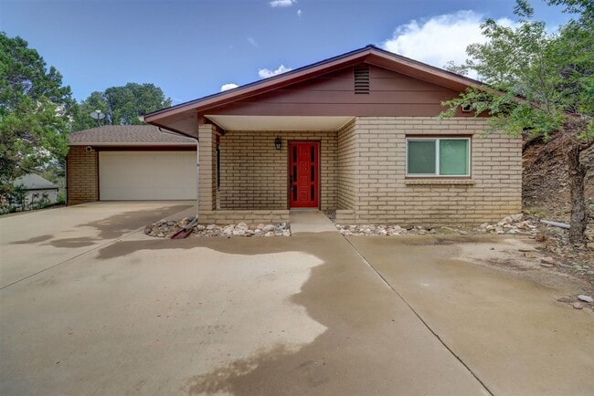 Building Photo - Nature at Your Back Door in this 3 Bedroom...