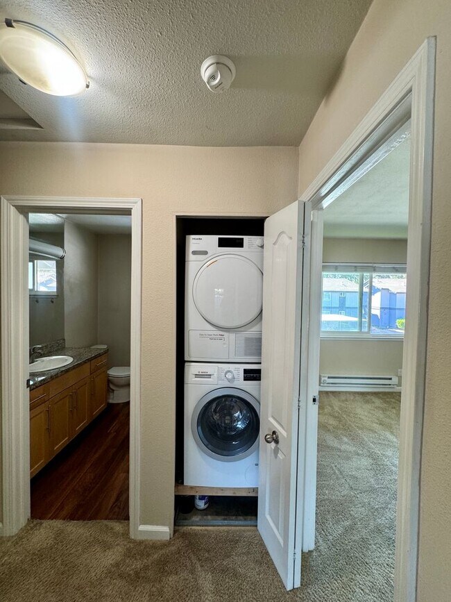 Building Photo - Nice Upper End Unit with Inside Laundry!  ...
