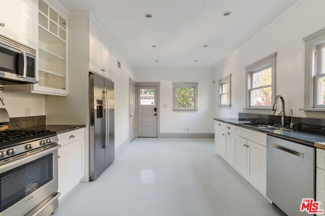 Building Photo - 2027 Canyon Dr