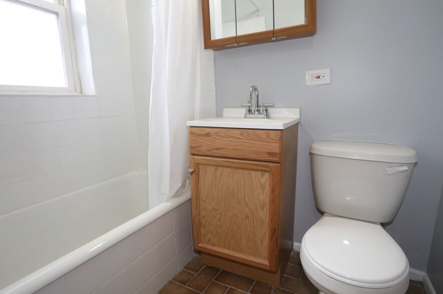 Building Photo - 4527 N Malden St