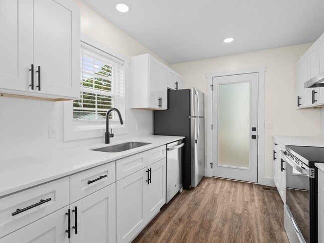 Building Photo - Newly Renovated 2/2 Townhome in Nashville