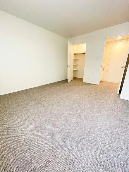 Building Photo - 112 S St Andrews Pl