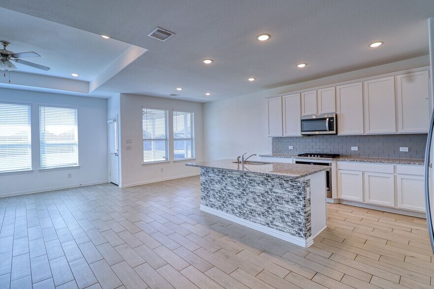 Building Photo - 8106 Royal Palm Ct