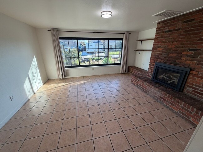 Building Photo - 3 Bed / 1.5 Bath | Thornwood Terrace Home Available Now