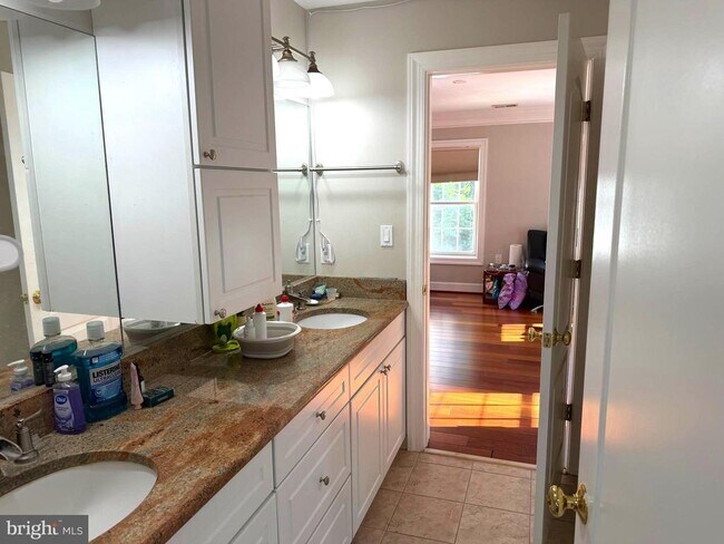 Building Photo - 6529 Fairlawn Dr
