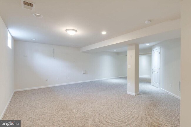 Building Photo - 10424 Goldenrod Dr