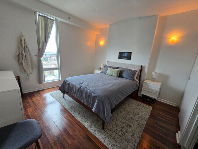 Building Photo - Beautiful bright HUGE 2 bed 2 bath with gr...