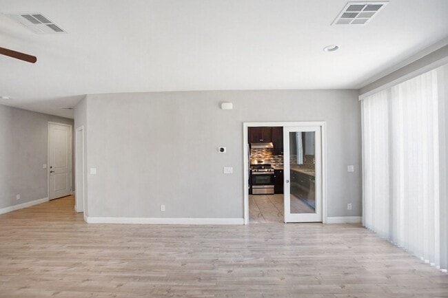 Building Photo - 4 Bed, Beauty With First Floor Bed And Full Bath