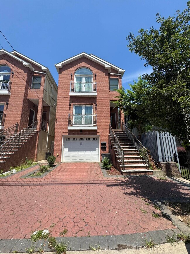 Building Photo - 58 Bostwick Ave