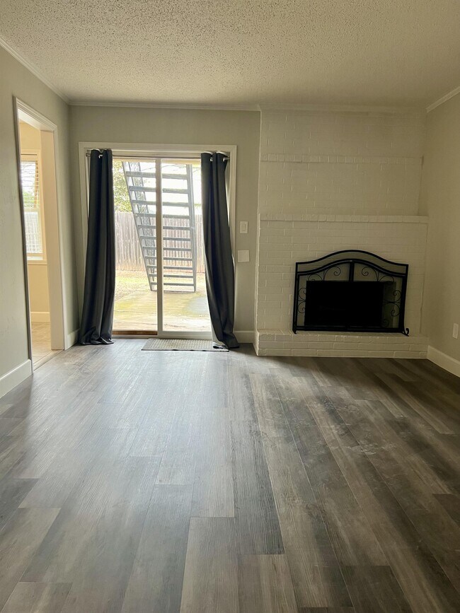 Building Photo - 1815 E Lindsey St