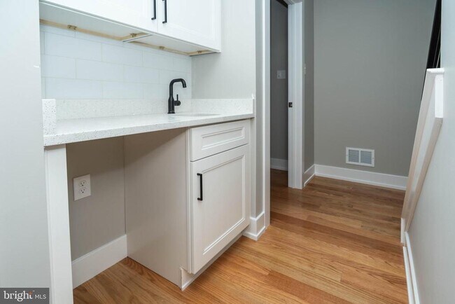 Building Photo - 1711 S 5th St