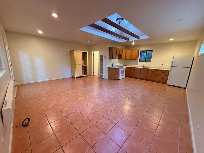 Building Photo - MOVE IN SPECIAL $500 OFF FIRST MONTHS RENT!!! Gated Private Studio just minutes to downtown Grato...