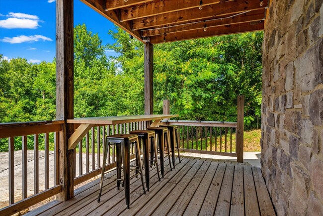 Building Photo - 208 Tunnel Ridge Dr