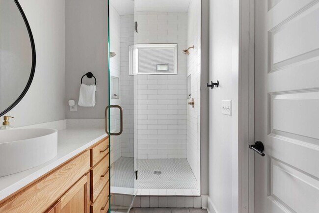 Building Photo - 915 Ramsey St