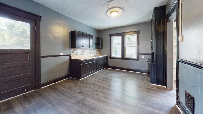 Building Photo - 4104 Clybourne