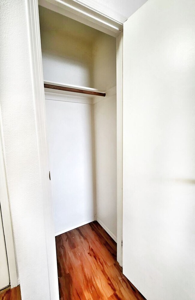 Building Photo - Perfect 3 bed 2 bath with gas Fireplace