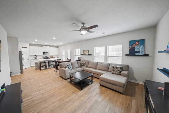 Building Photo - Stylish & Spacious 5-Bed in Prime Schertz Location! - Realtor Commission: $500