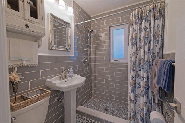Building Photo - Annual unfurnished 2 bed /1 bath house ava...