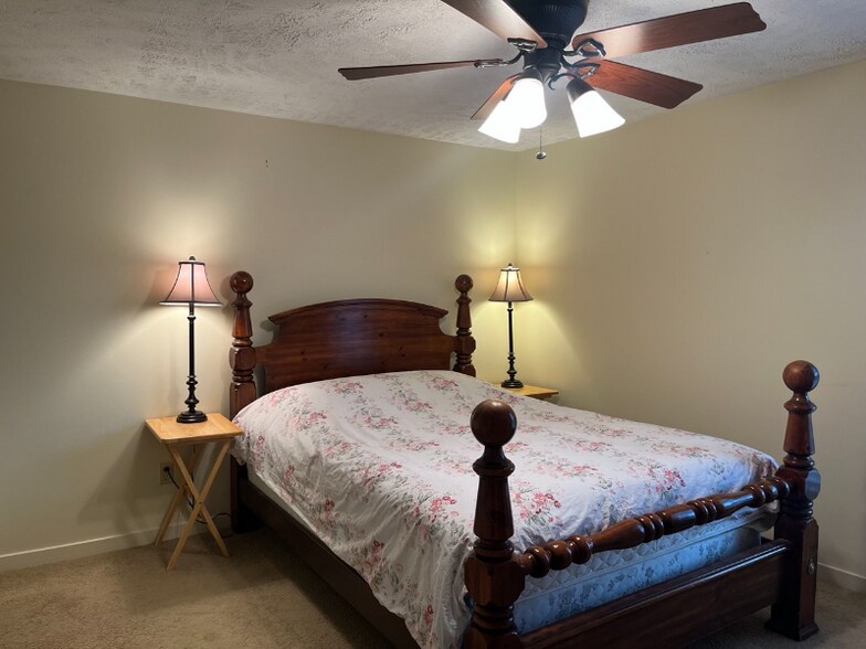 Building Photo - 210 Pinehurst Ln