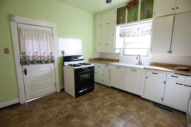 Building Photo - 2 Bed 1 Bath + Garage and Yard