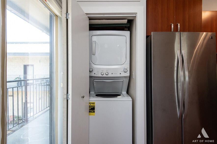 Laundry In-Unit - 4751 N Artesian Ave #409