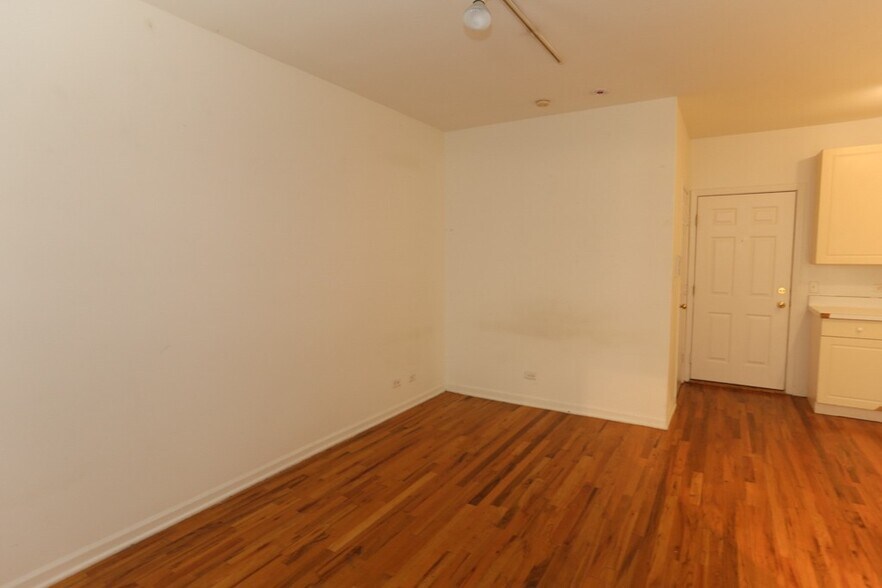 Building Photo - 922 W Dakin St