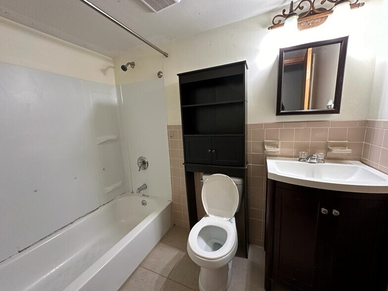 Main bathroom - 5 Louisburg Square, 7