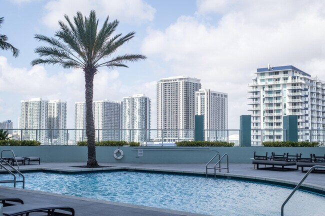 Building Photo - 1900 N Bayshore Dr