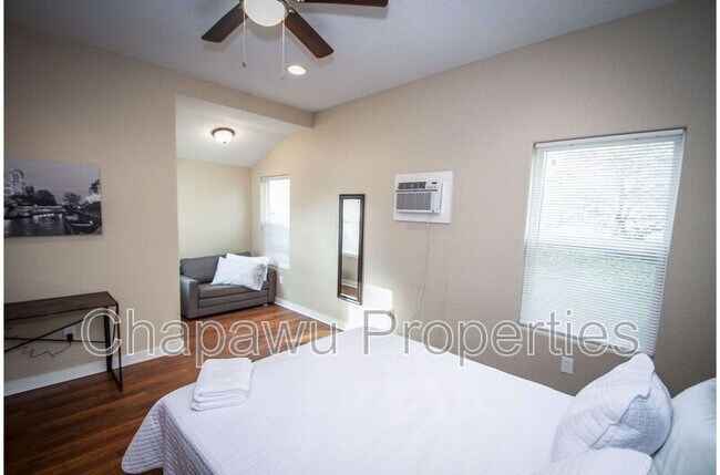 Building Photo - 123 Douglas Way St