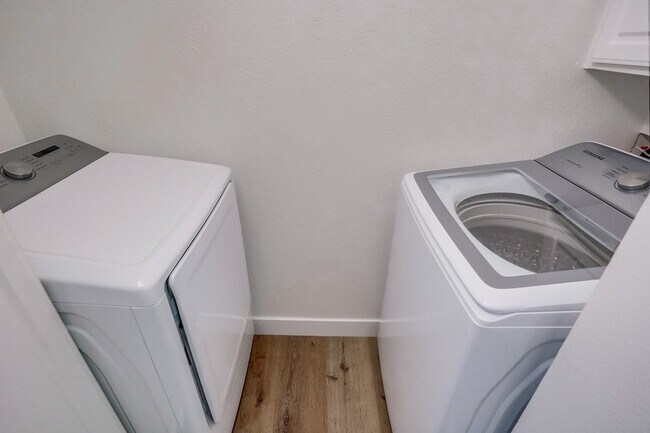 Building Photo - 435 N Oakhurst Dr