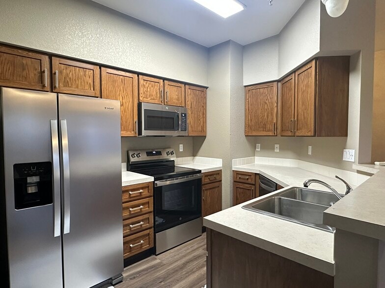 Kitchen - 4245 Boardwalk Dr