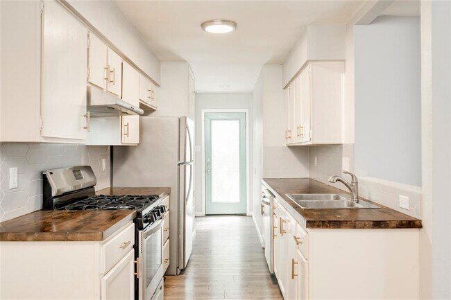 Building Photo - 915 Chisholm Cove