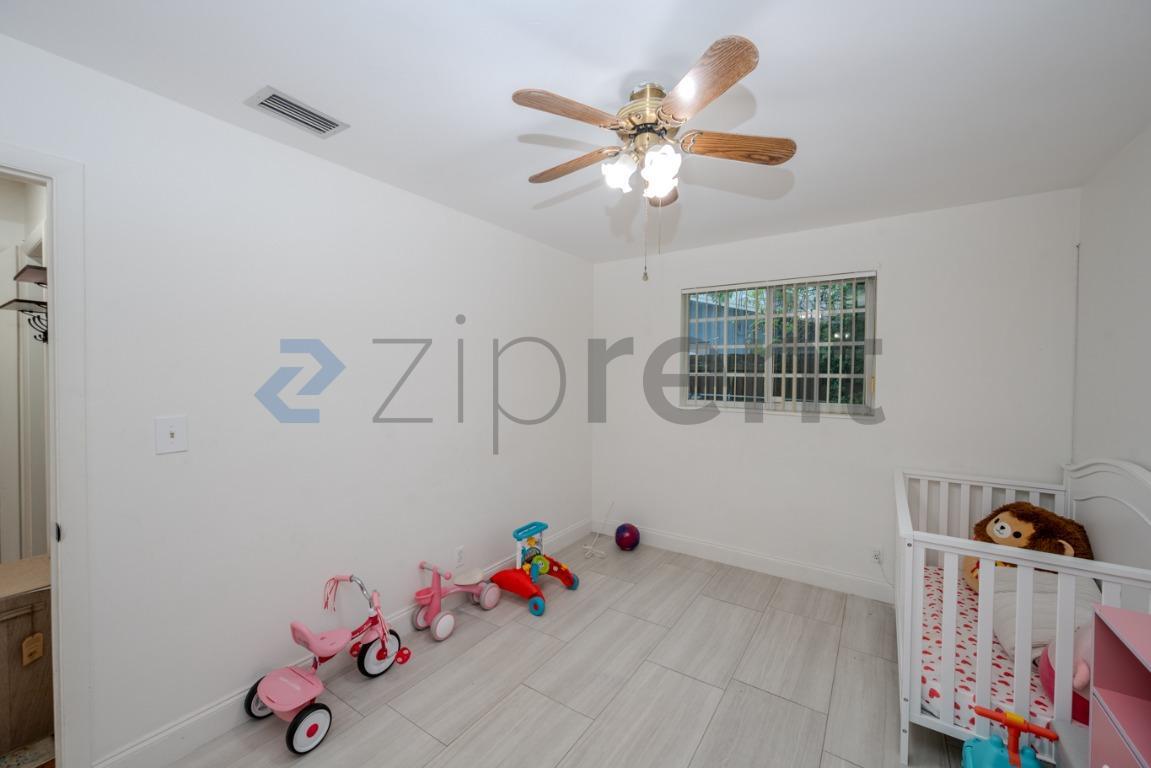Building Photo - Unit