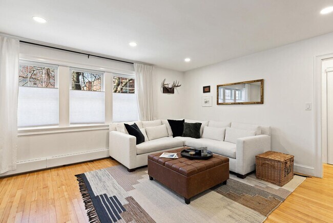 Building Photo - 2Br/1Bth Great location, Brookline line, Laundry in unit! Parking included!