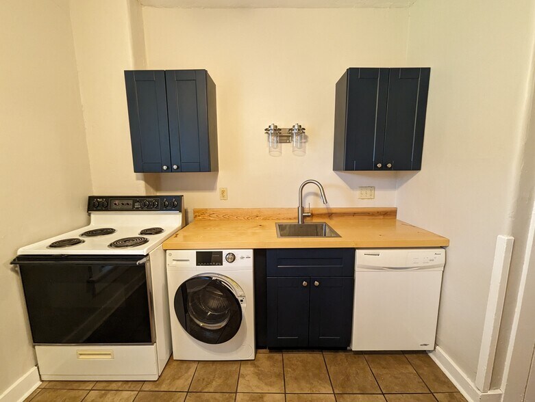 Building Photo - 341 Park Dr