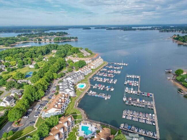 Building Photo - 3BR Townhome - Lake Living in Vineyard Point with Boat Slip Access Near Lake Norman