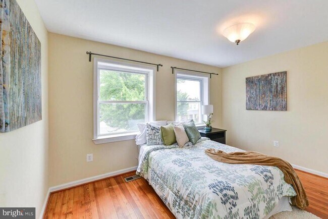 Building Photo - 1648 L St NE