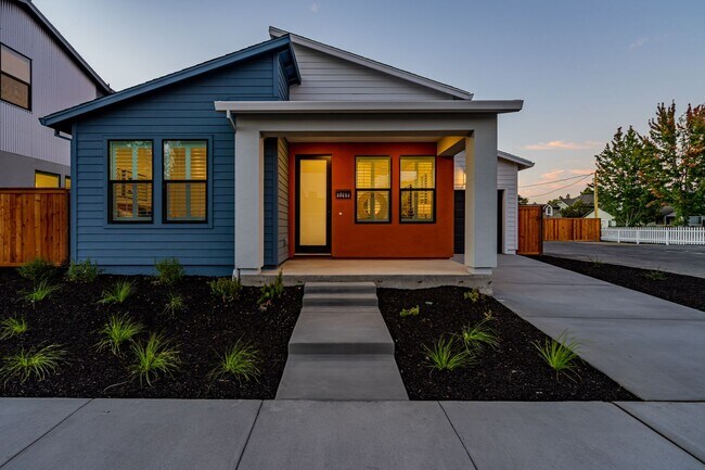 Building Photo - Bright and Beautiful 3 bedroom 2 full bathroom Home! Attached two car tandem garage with large en...