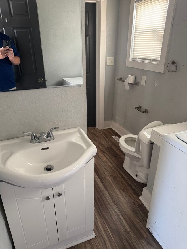 Building Photo - Nice affordable single family home with ga...