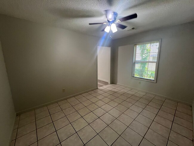 Building Photo - 2510 11th Ct
