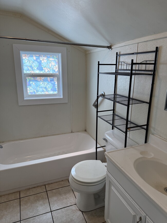 Building Photo - 118 4th Ave NW