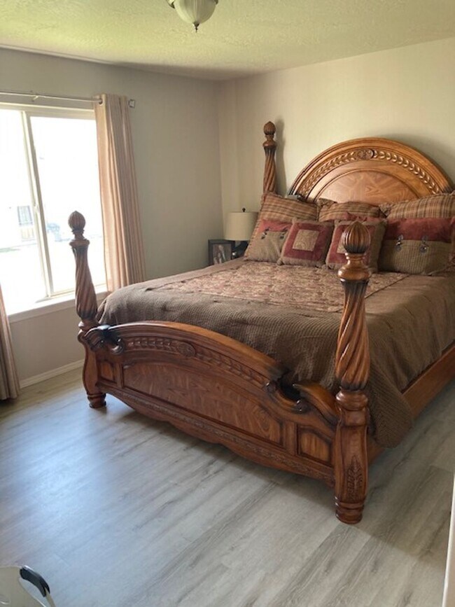 Building Photo - Lovely tri-level 4 bedroom 2 bath home in ...