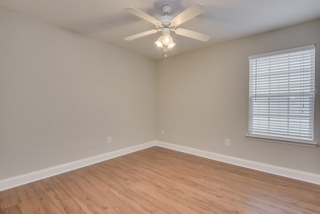 Building Photo - 2037 Dundee Way