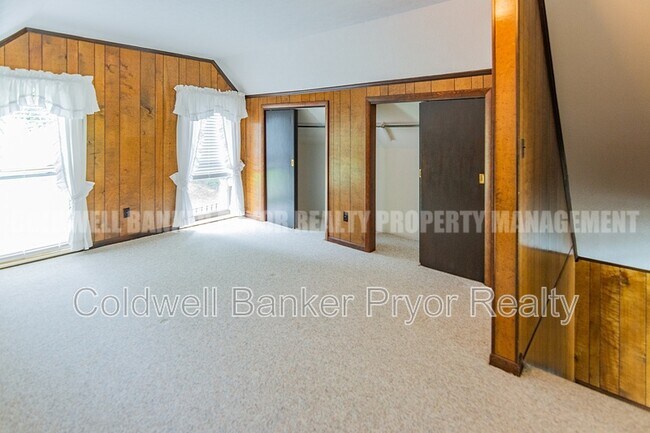 Building Photo - 165 Lakeshore Ct