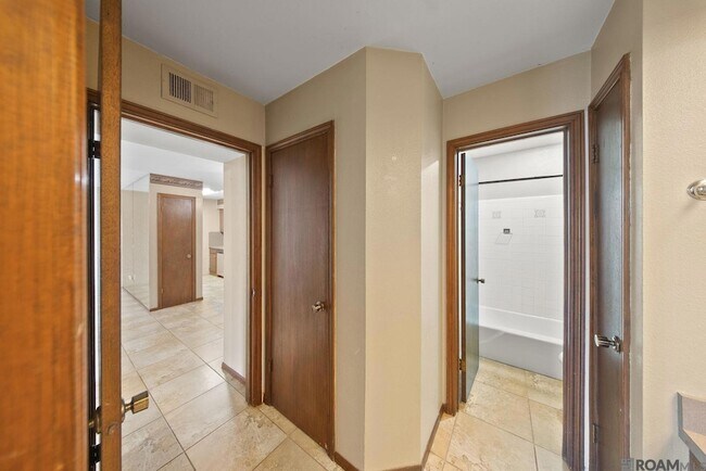 Building Photo - 2100 College Dr